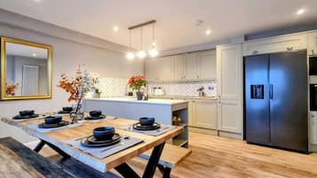 Kühlschrank, Mikrowelle, Ofen, Herdplatte