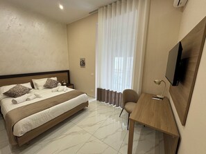 2 sovrum, skrivbord, strykjärn/strykbräda och resesäng