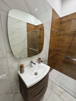 Douche, sèche-cheveux, bidet, serviettes fournies