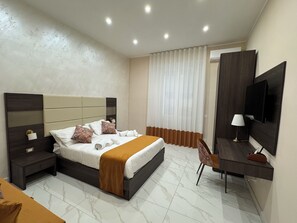 2 Schlafzimmer, Schreibtisch, Bügeleisen/Bügelbrett, Reisekinderbett