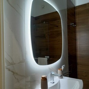 Dusche, Haartrockner, Bidet, Handtücher