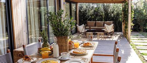 Caja de seguridad en la habitación y tabla de planchar con plancha