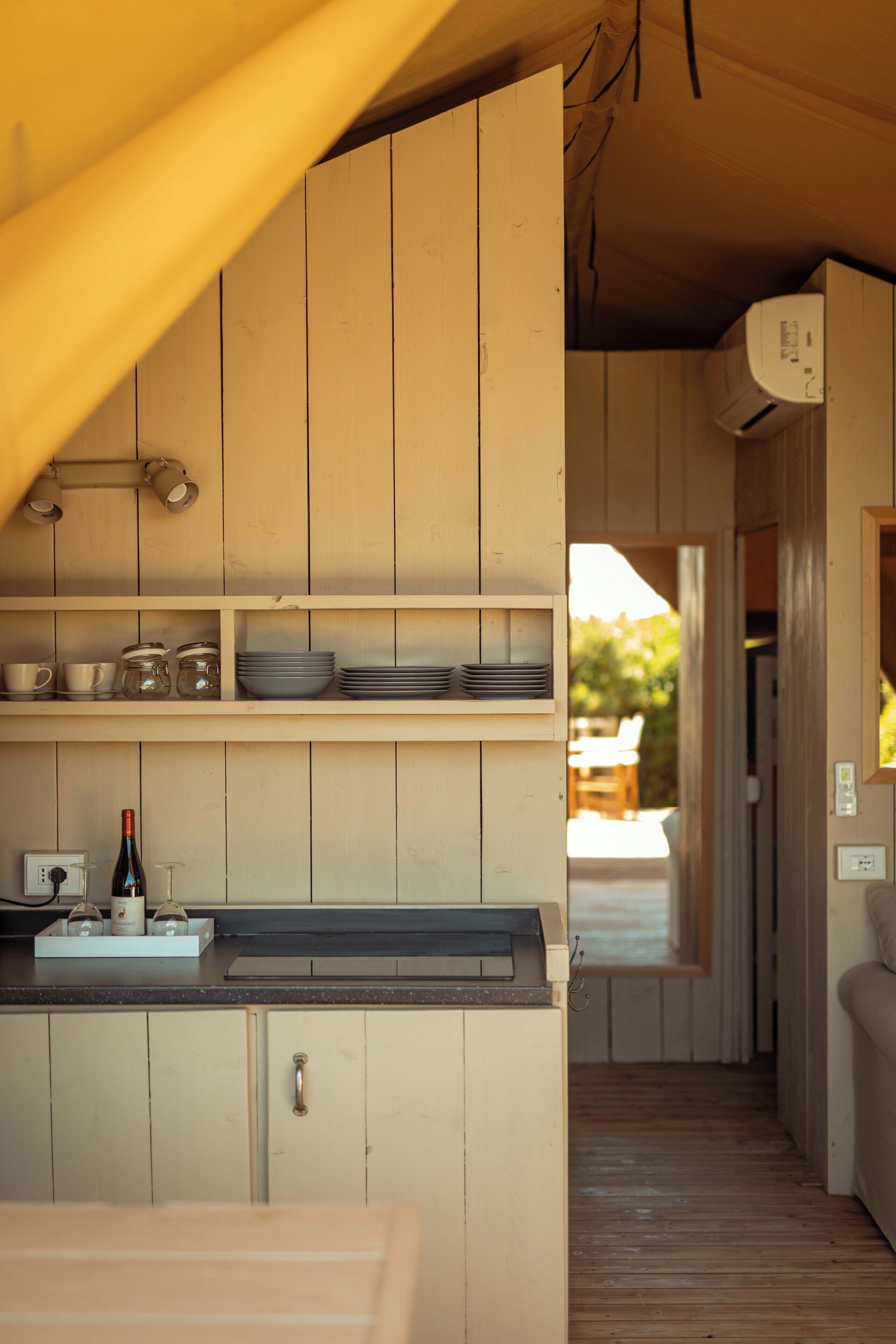 Tente Deluxe, baignoire à jets, vue mer | Coffres-forts dans les chambres, fer et planche à repasser