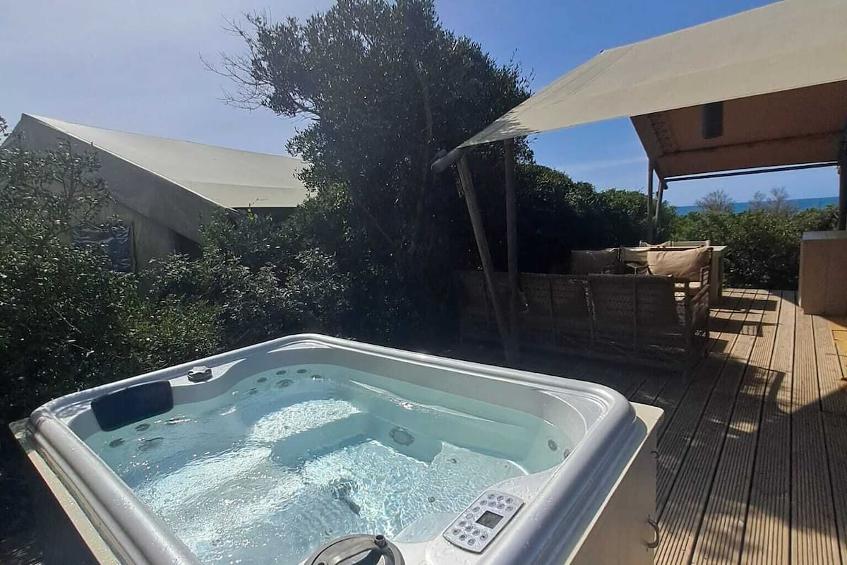 Tienda Deluxe, bañera de hidromasaje, vistas al mar | Caja fuerte, tabla de planchar con plancha, wifi gratis