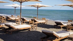 A beach with sun loungers and umbrellas. - Resort & Glamping Terre di Sacra (Capalbio)