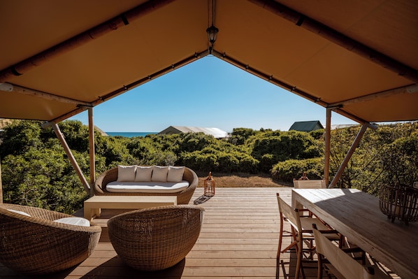 Camera Deluxe, patio, vista mare | Una cassaforte in camera, ferro/asse da stiro, Wi-Fi gratuito
