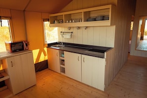 Camera Premium, patio, vista spiaggia | Una cassaforte in camera, ferro/asse da stiro, Wi-Fi gratuito