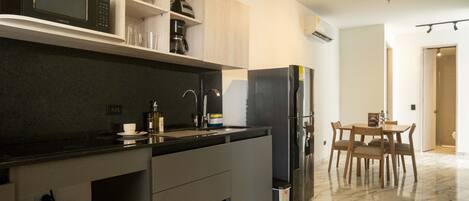 Réfrigérateur, micro-ondes, plaque de cuisson, cafetière/bouilloire