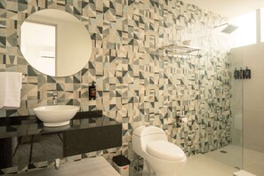 Douche, sèche-cheveux, serviettes fournies