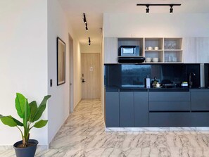 Réfrigérateur, micro-ondes, plaque de cuisson, cafetière/bouilloire