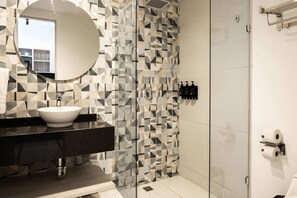 Suihku, hiustenkuivaaja, pyyhkeet