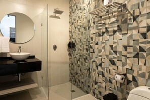 Douche, séchoir à cheveux, serviettes fournies