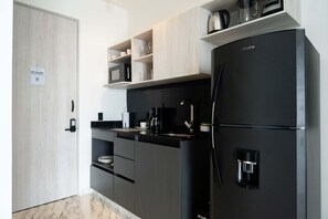 Jääkaappi, mikroaaltouuni, uuni, liesi