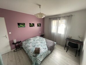 1 slaapkamer, een strijkplank/strijkijzer, wifi, beddengoed