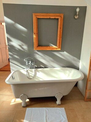 Séchoir à cheveux, bidet, serviettes fournies, savon