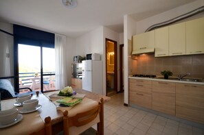 Kühlschrank, Mikrowelle, Herdplatte, Wasserkocher mit Kaffee-/Teezubehör