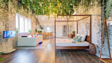 Tabla de planchar con plancha, cuna de viaje, wifi y ropa de cama