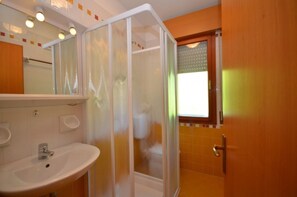 Shower, towels - Quiet holiday flat with pool (Bibione)