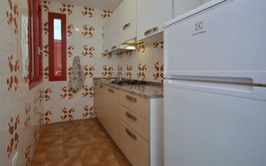 Réfrigérateur, micro-ondes, plaque de cuisson, cafetière/bouilloire