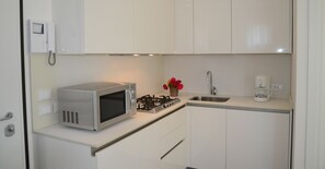 Kylskåp, mikrovågsugn, spishäll och diskmaskin