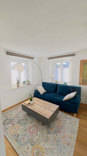 Smart TV - Bright oasis of well-being - vacation apartment near Wangen im Allgäu, rural location (Amtzell)