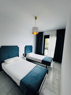 2 habitaciones, escritorio y tabla de planchar con plancha