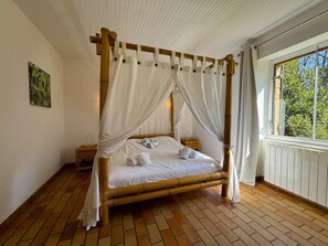 4 bedrooms, iron/ironing board, WiFi