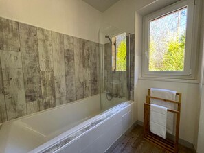 Shower, hair dryer, toilet paper - Stone house Les Chardonnerets with swimming pool (BEYNAC ET CAZENAC)