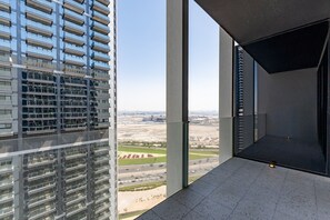 Room - Modern Studio w Balcony Near Downtown and Canal (Dubai)