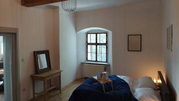 3 makuuhuonetta, työpöytä, vauvan matkasänky, Wi-Fi