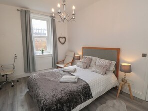 2 quartos, individualmente decorados, individualmente mobiliados