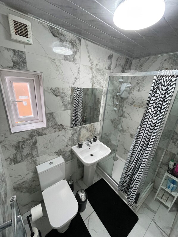 Dusche, Handtücher, Seife, Toilettenpapier