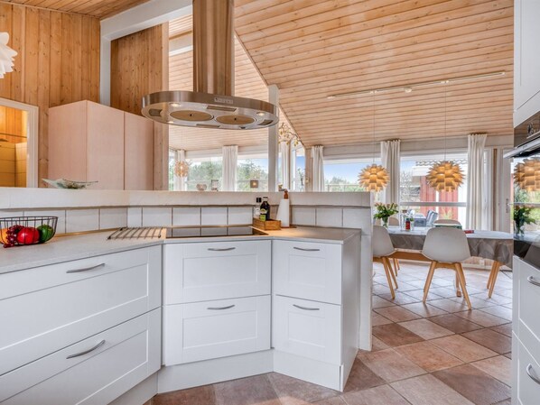 Kjøleskap, mikrobølgeovn, oppvaskmaskin og kjøkkenutstyr