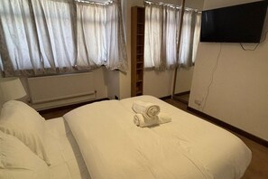 3 bedrooms, iron/ironing board, free WiFi, bed sheets - Dagenham - Stay 5 - Garden - Parking - Petfriendly (Dagenham)