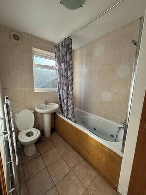 House | Bathroom | Combined shower/tub, deep soaking tub, towels - Dagenham - Stay 5 - Garden - Parking - Petfriendly (Dagenham)