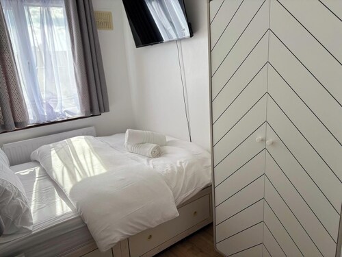 Dagenham - Stay 5 - Garden - Parking - Petfriendly