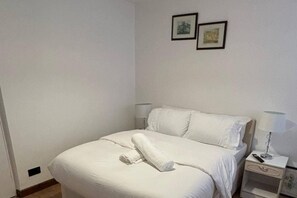 3 bedrooms, iron/ironing board, free WiFi, bed sheets - Dagenham - Stay 5 - Garden - Parking - Petfriendly (Dagenham)
