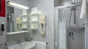 Chuveiro, secador de cabelo, toalhas de banho 