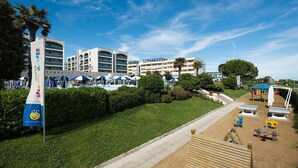 Ett hotell med en swimmingpool, utomhusplats och en lekplats för barn.