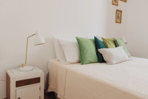 2 chambres, coffres-forts dans les chambres, fer et planche à repasser