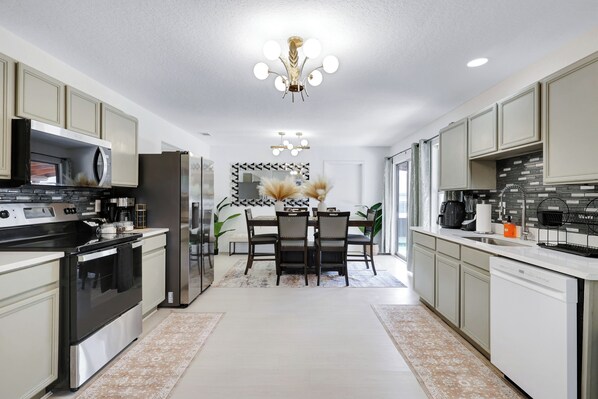 Réfrigérateur, micro-ondes, four, plaque de cuisson