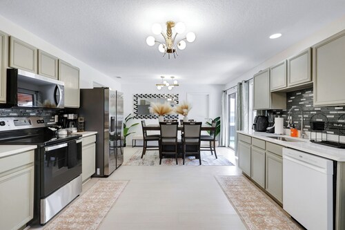 Hot Tub Near Missions Park + DT | Yard BBQ Games