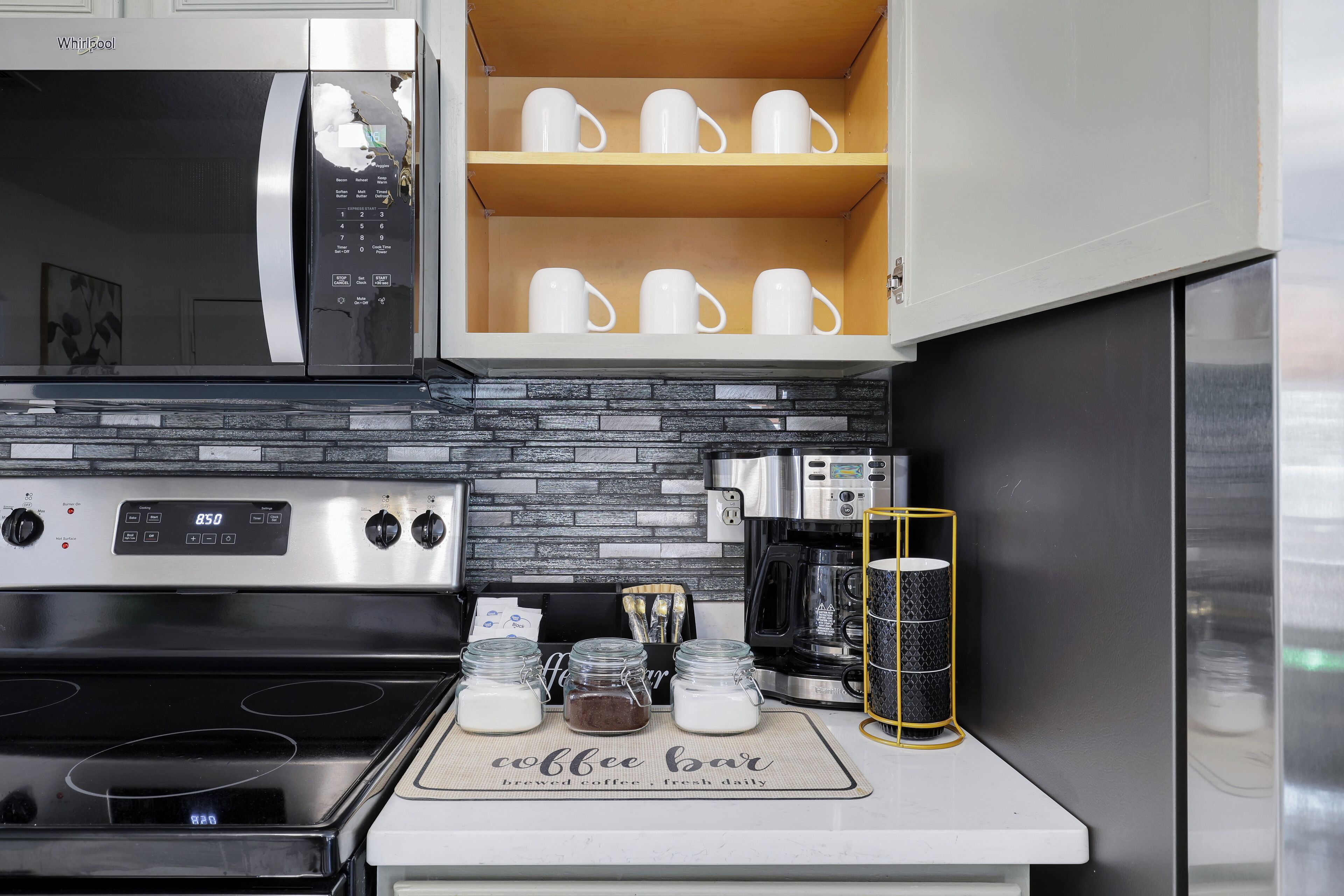 Kühlschrank, Mikrowelle, Ofen, Herdplatte