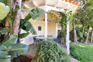 Outdoor dining - 4 bedroom house with pool, garden and beautiful views of the valley and the sea. (Santa Úrsula)