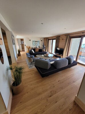 Interior - Large mountain apartment close to slopes and shops (Montvalezan)