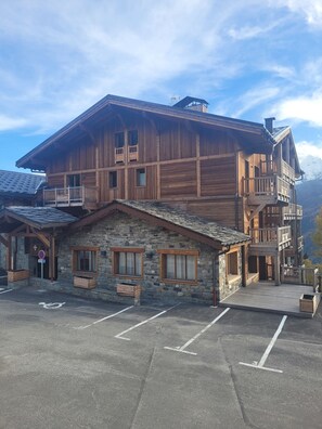 Exterior - Large mountain apartment close to slopes and shops (Montvalezan)