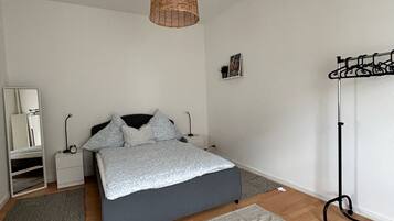 2 Schlafzimmer, Schreibtisch, Bügeleisen/Bügelbrett, WLAN