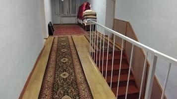 Habitación cuádruple básica, vistas a la montaña | Zona de estar