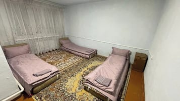 Habitación cuádruple básica, vistas a la montaña | Wifi gratis