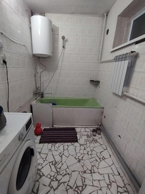 Chambre quadruple de base, vue sur la montagne | Salle de bain | Ensemble baignoire-douche, articles de toilette (gratuits), pantoufles